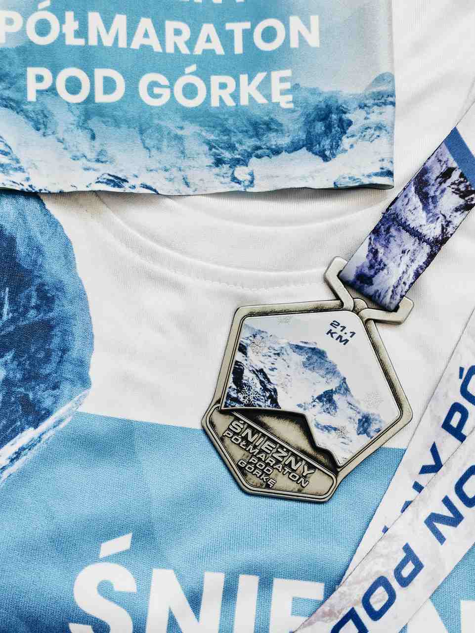 medal i koszulka na śnieżny półmaraton pod górkę